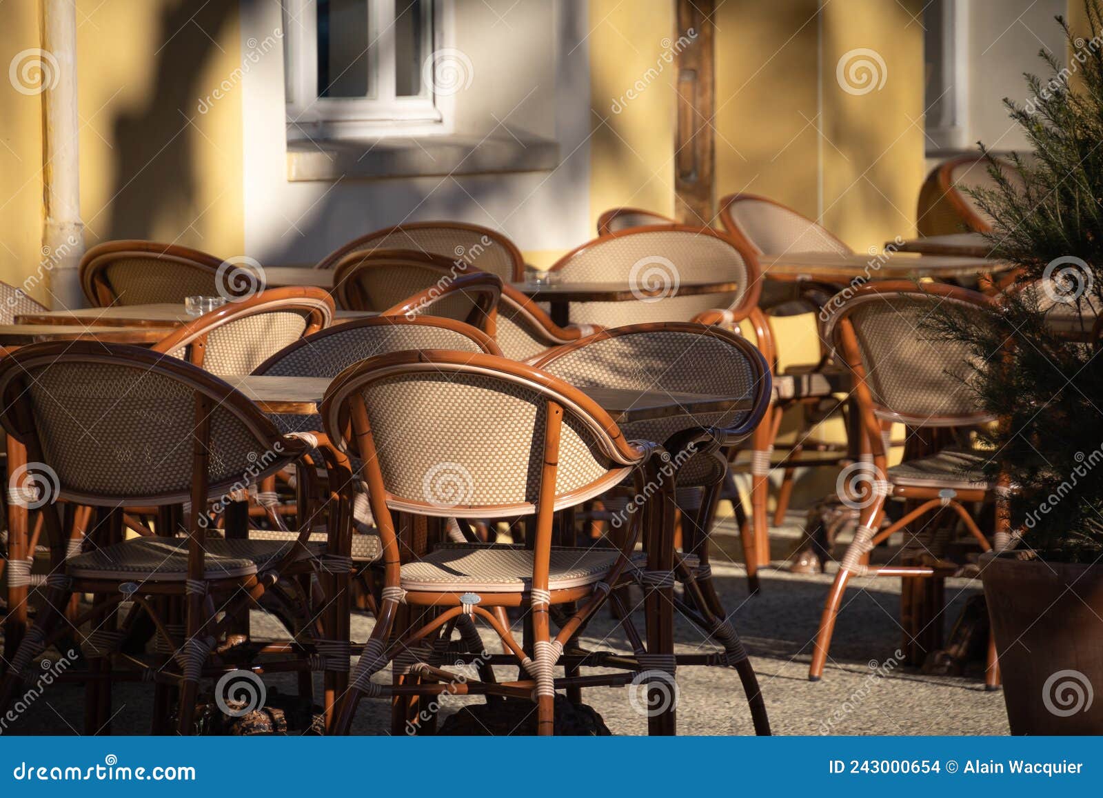 chaises et tables vides de cafÃÂ© de rue ÃÂ  paris